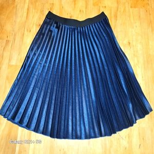 Plus-sized navy pleated skit
